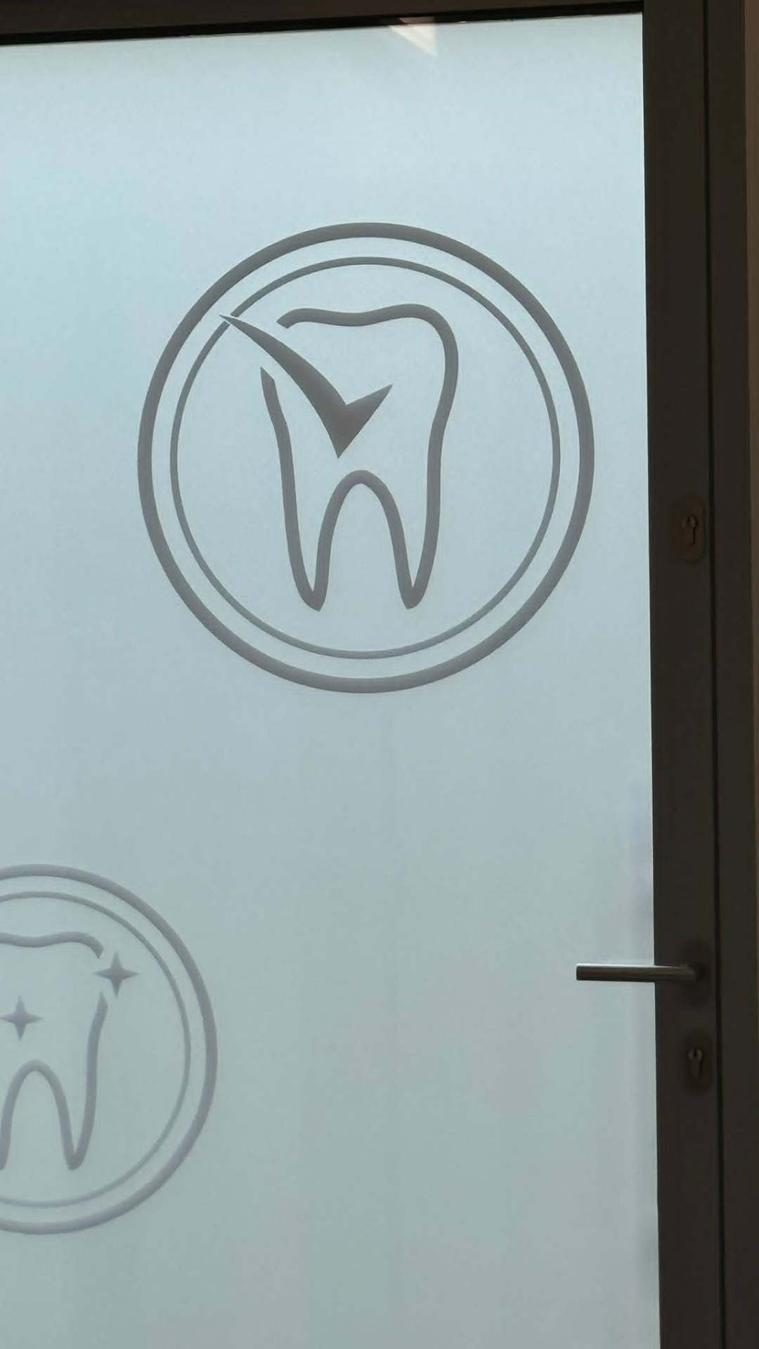 Szklane drzwi z grafiką DENTIKO